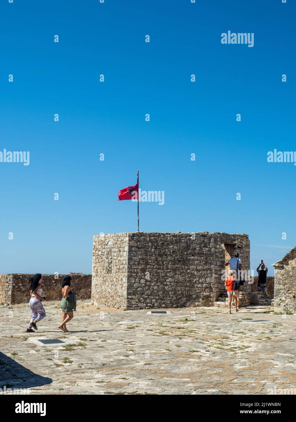Nicht erkennbare Touristen in Porto Palermo Castle in Albanien Stockfoto