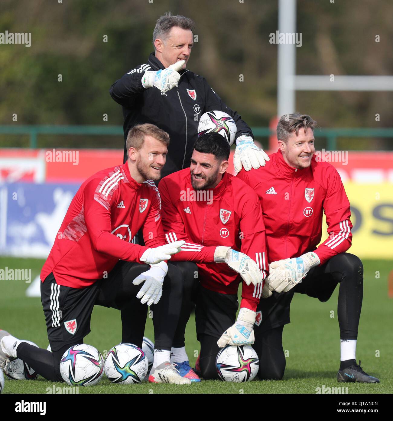 Hensol, Wales, Großbritannien. 28. März 2022. Torwarttrainer Tony Roberts posiert für ein Foto mit den Torhütern (l-r) Adam Davies, Tom King und Wayne Hennessey während des Trainings der walisischen Fußballnationalmannschaft im Vale Resort vor dem Freundschaftsspiel der Mannschaft gegen die Tschechische Republik zur Unterstützung des humanitären Appells der Ukraine. Kredit: Mark Hawkins/Alamy Live Nachrichten Stockfoto