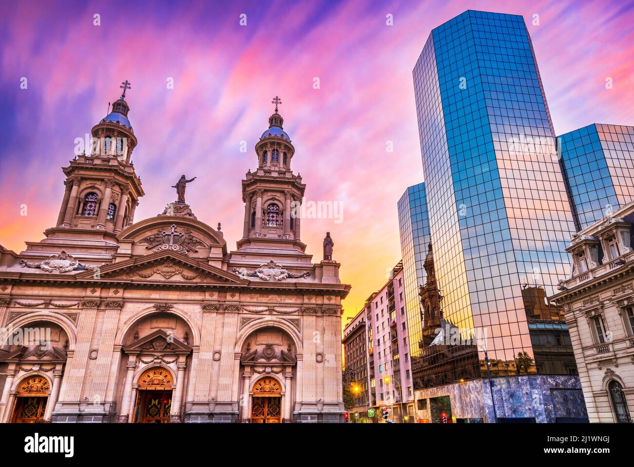 Chile, Santiago de Chile - Plaza de Armas, Hauptplatz am Himmel in der Dämmerung, chilenische Hauptstadt. Stockfoto