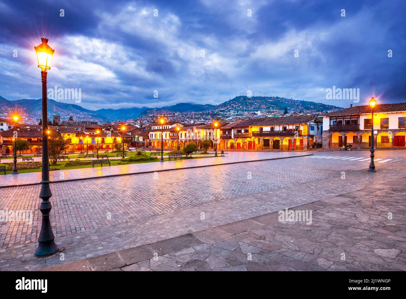 Cusco, Peru - Morgendämmerung auf der Plaza de Armas, spanische Kolonialarchitektur in den peruanischen Anden, Südamerika Spotlight. Stockfoto
