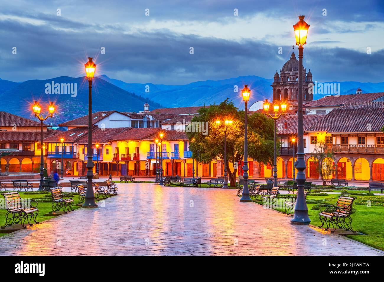 Cusco, Peru - Plaza de Armas, spanische Kolonialarchitektur in den peruanischen Anden, Südamerika Spotlight. Stockfoto