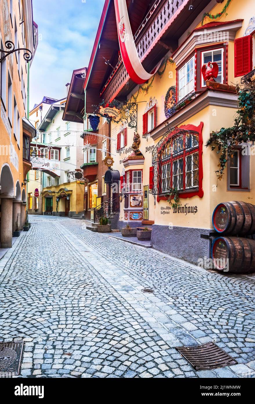 Kufstein, Österreich - Dezember 2018. Berühmte Altstadt mit historischen Gebäuden und Wandmalereien in Kufstein, Tirol. Stockfoto