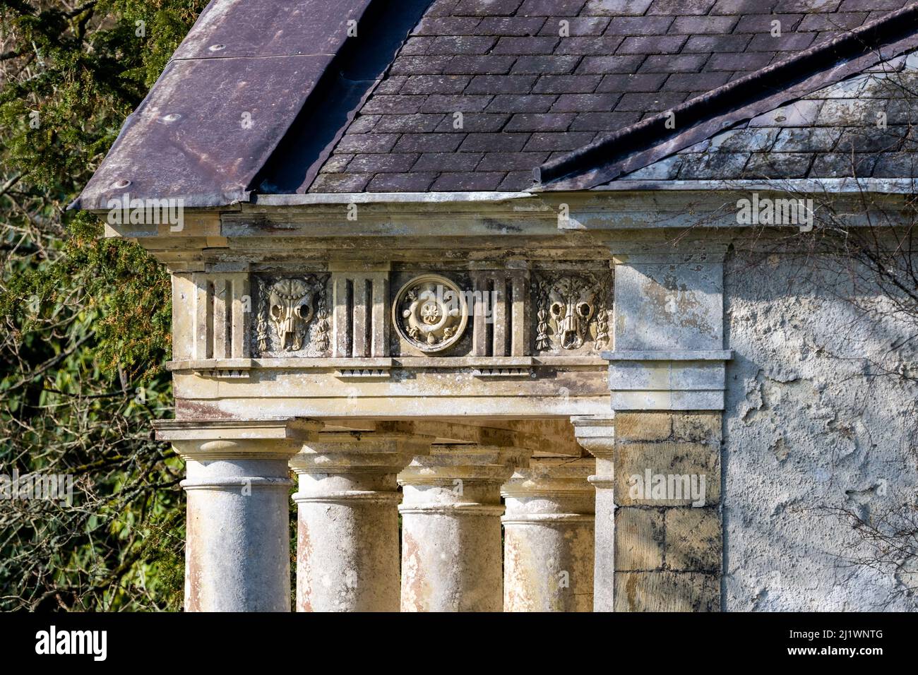 Geschnitztes Detail auf dem Tempel der Flora (Ceres) 1744-1746, Stourhead Gardens, Stourton, Wiltshire, Großbritannien Stockfoto