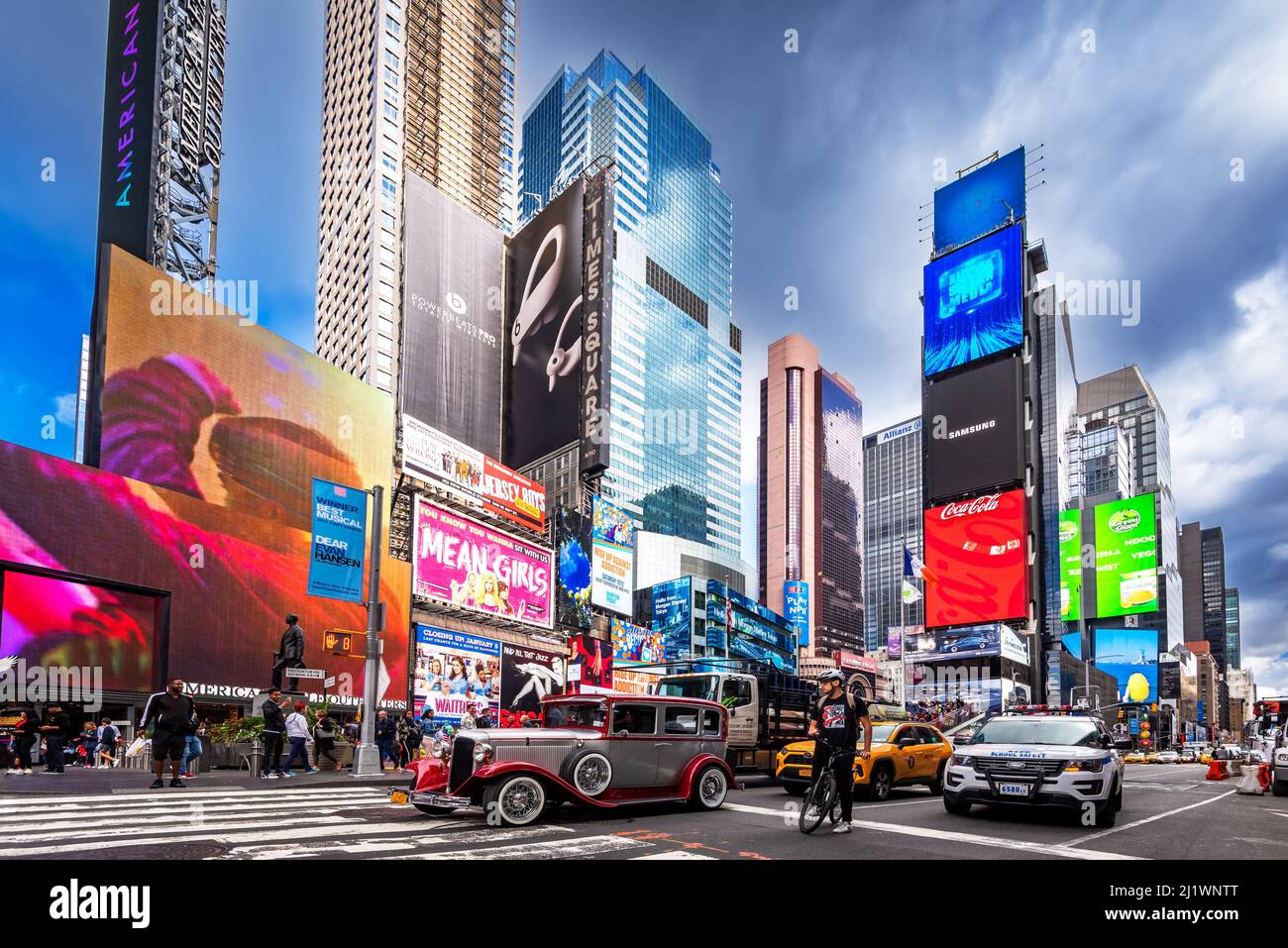 New York, USA - 2019. September: Times Square, Manhattan, belebter Touristenkreuzung mit Broadway, ikonische Straße mit Yellow Cabs Symbol von New York Ci Stockfoto