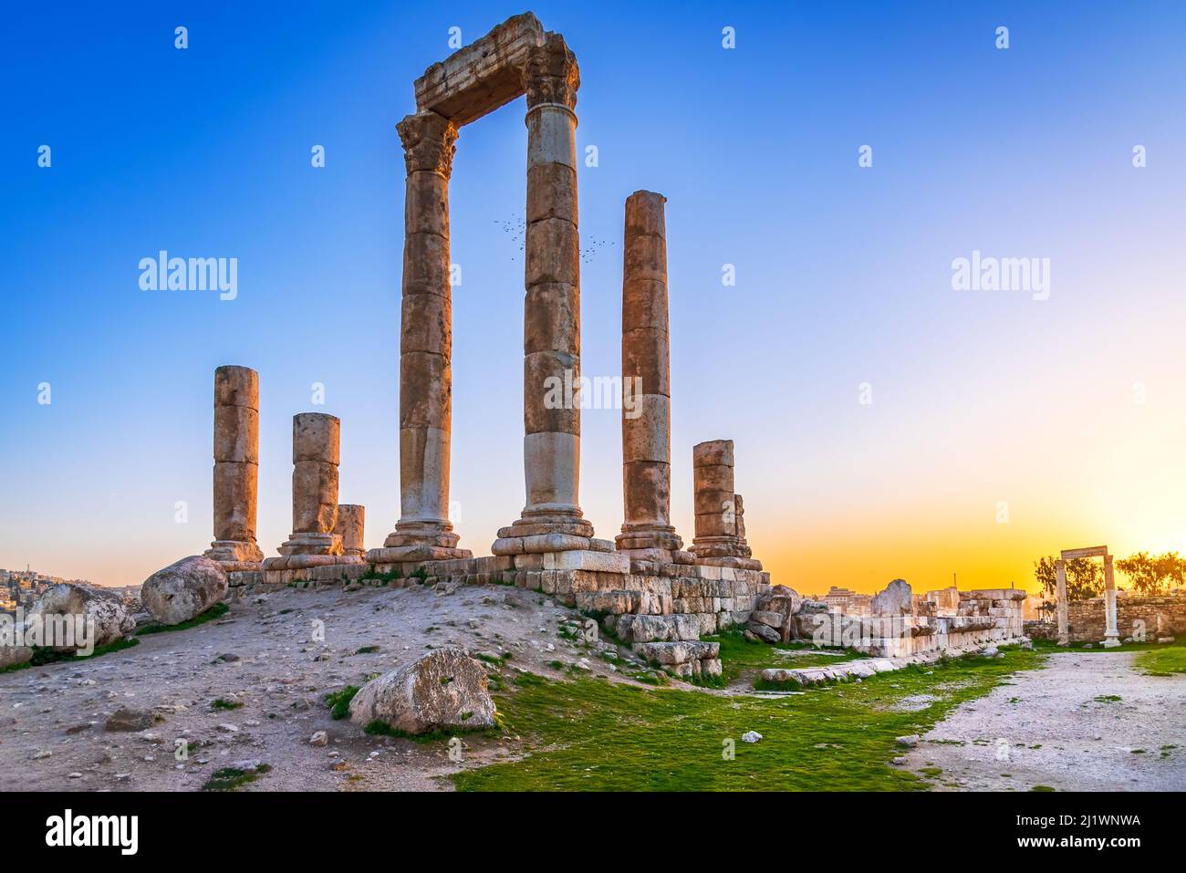 Amman, Jordanien. Tempel des Herkules, die Amman Festungsruinen, Jabal al-Qal'a Sonnenuntergang gefärbtes Licht. Stockfoto