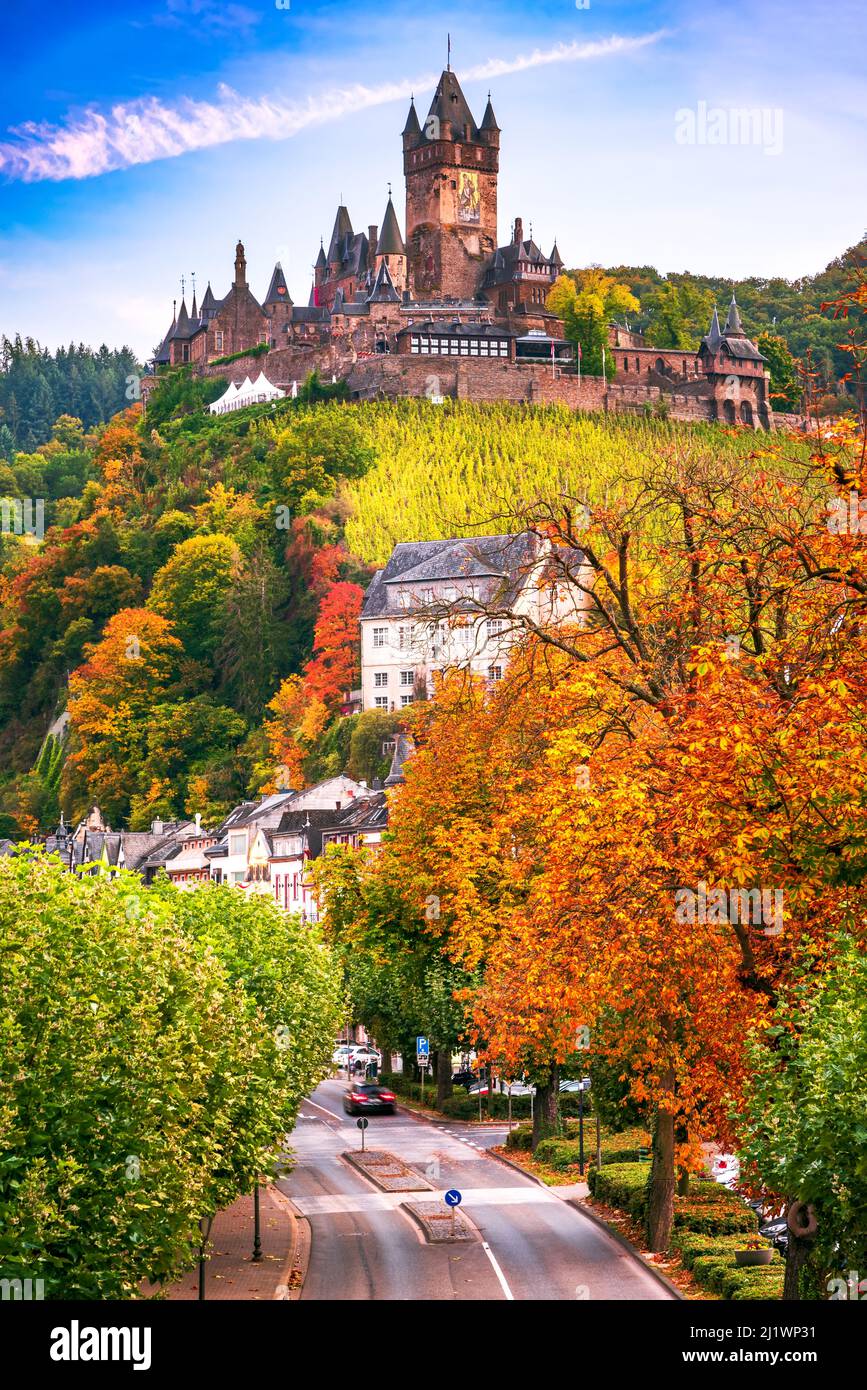 Cochem, Deutschland. Bunte Herbstlandschaft mit romantischem Moseltal, Rheinland-Pfalz. Stockfoto