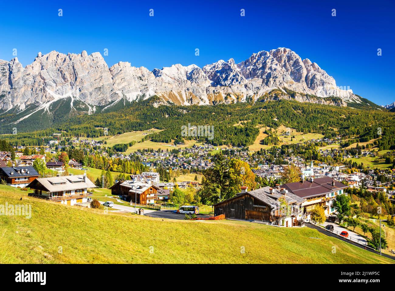 Cortina d'Ampezzo, Italien. Perle der Dolomiten in Südtirol Norditalien, berühmter Reiseort in Europa. Stockfoto