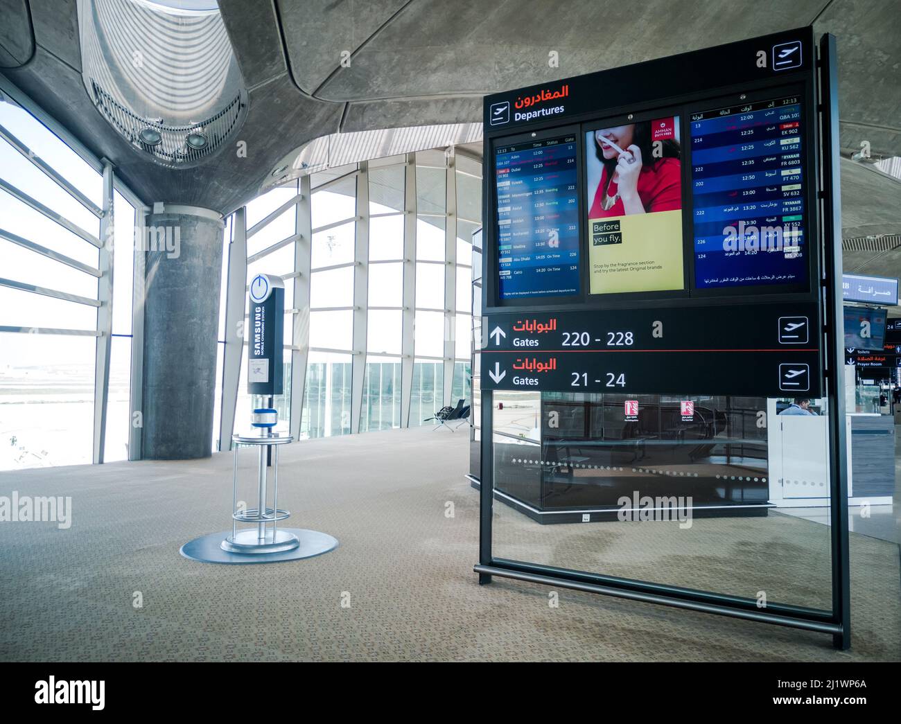 Amman, Jordanien, 10. März 2020: Flughafenschilder am Queen Alia International Airport (QAIA), Amman Stockfoto