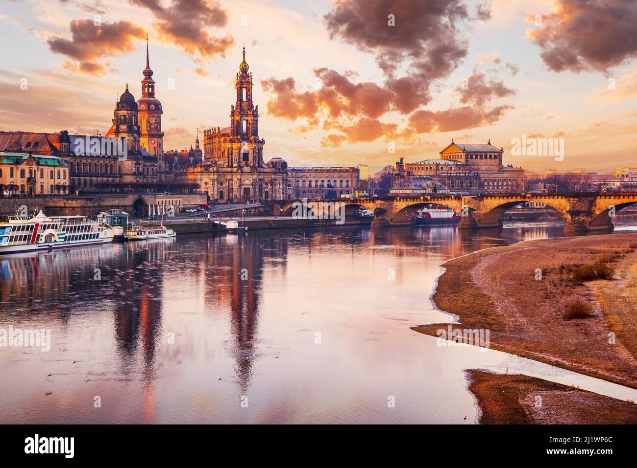 Dresden, Deutschland. Hofkirche, Dreifaltigkeitsdom, Brühlsche Terrasse und Elbe, Sonnenaufgang schönes Licht, Sachsen. Stockfoto