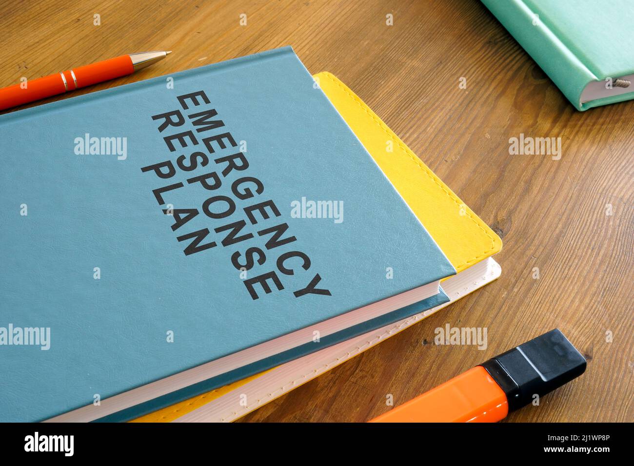 Schreibtisch mit Notfallplan. Stockfoto