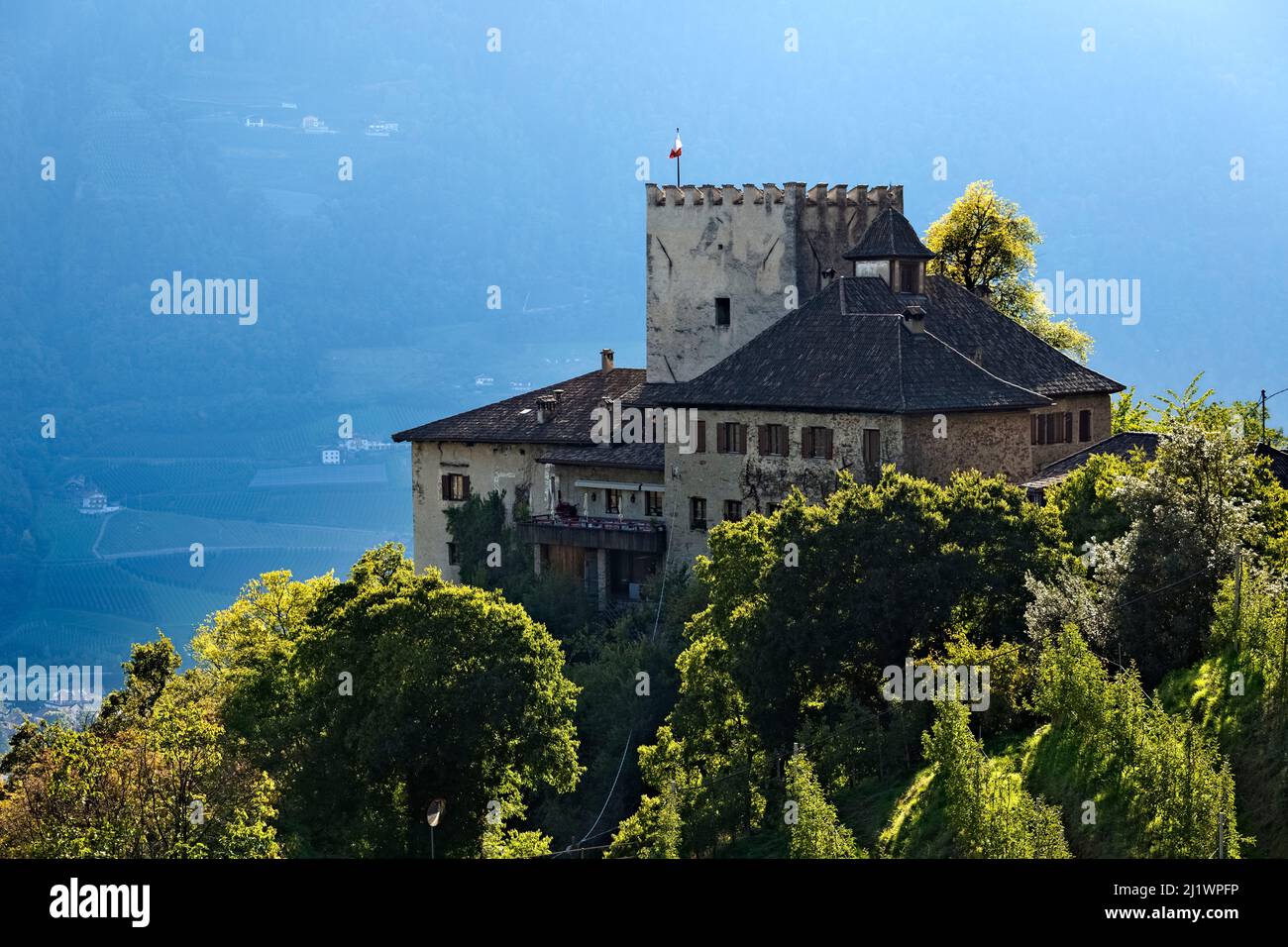 Thurnstein ist eine mittelalterliche Burg, die an den Hängen des Monte Muta thront Heute wird es als Tiroler Hotel und Restaurant genutzt. Tirol, Südtirol, Italien. Stockfoto