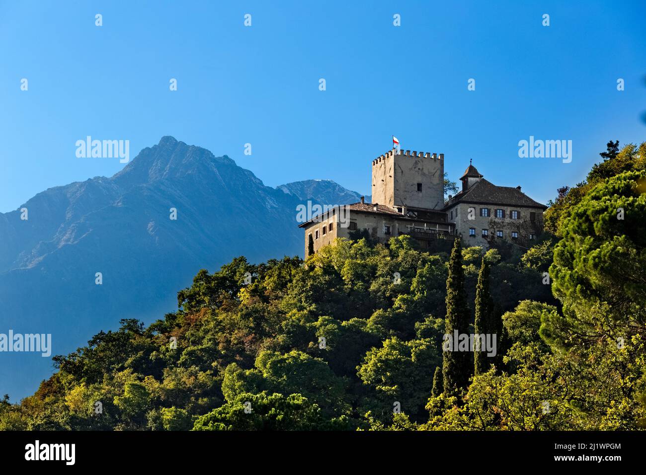Thurnstein ist eine mittelalterliche Burg, die an den Hängen des Monte Muta thront Heute wird es als Tiroler Hotel und Restaurant genutzt. Tirol, Südtirol, Italien. Stockfoto