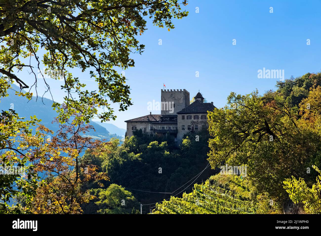 Thurnstein ist eine mittelalterliche Burg, die an den Hängen des Monte Muta thront Heute wird es als Tiroler Hotel und Restaurant genutzt. Tirol, Südtirol, Italien. Stockfoto
