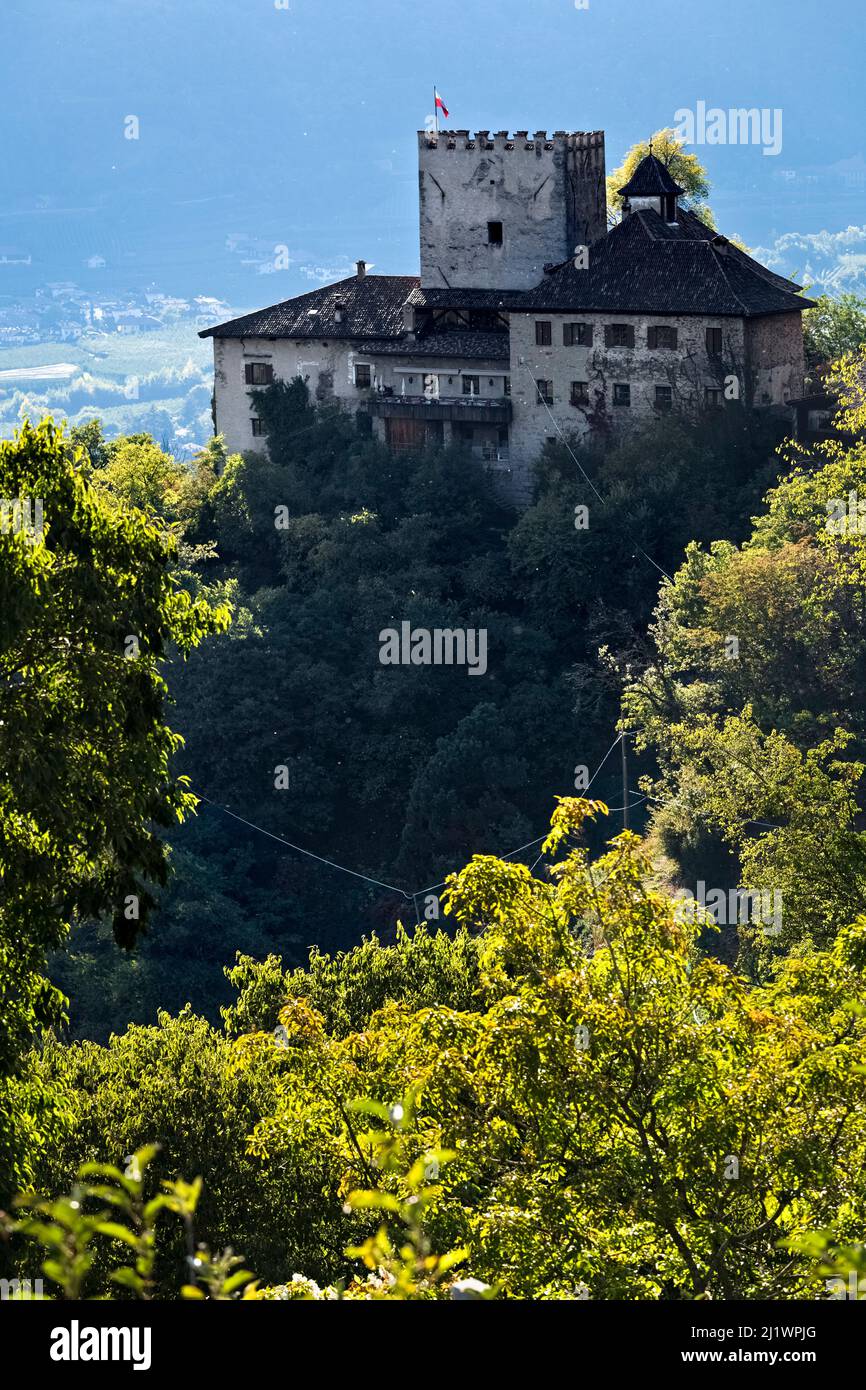 Thurnstein ist eine mittelalterliche Burg, die an den Hängen des Monte Muta thront Heute wird es als Tiroler Hotel und Restaurant genutzt. Tirol, Südtirol, Italien. Stockfoto