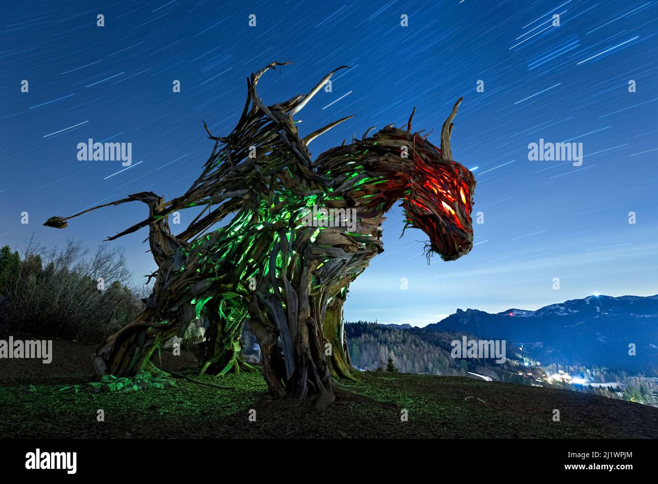 Drago Vaia (Vaia Drache) in der Nacht. Die Skulptur ist das Werk des Künstlers Marco Martalar. Lavarone, Alpe cimbra, Trentino, Italien. Stockfoto