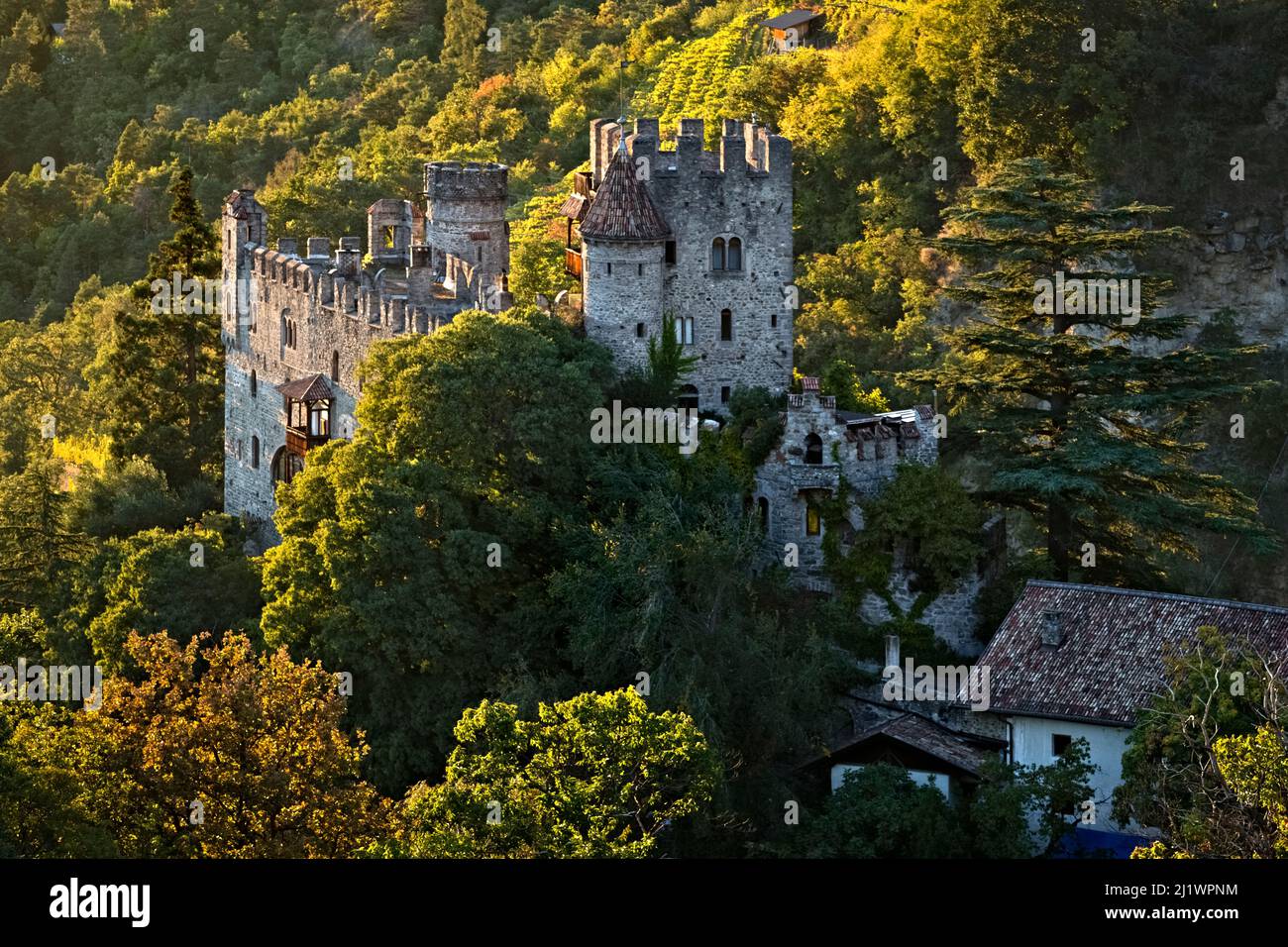 Schloss Fontana/Brunnenburg hat mittelalterliche Ursprünge, wurde aber im 20. Jahrhundert im neugotischen Stil umgebaut. Tirol/Tirol, Südtirol, Italien. Stockfoto