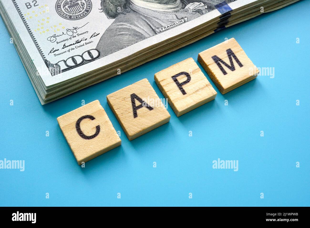 Schreiben CAPM Capital Asset Pricing Model und ein Geldbündel. Stockfoto