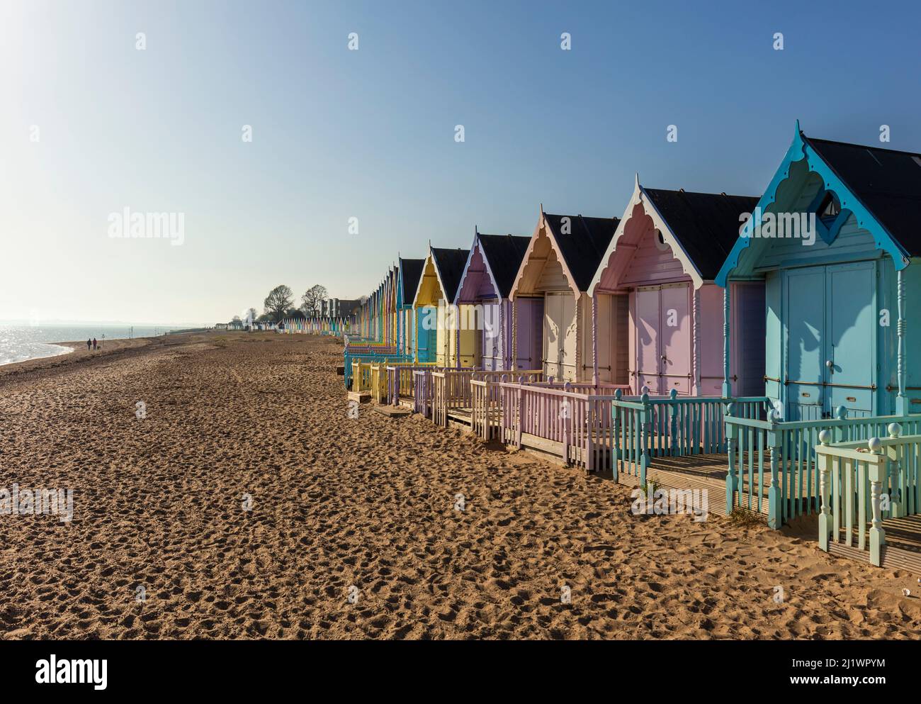 Pastellfarbene Strandhütten, Mersea Island, Essex, Großbritannien. Stockfoto