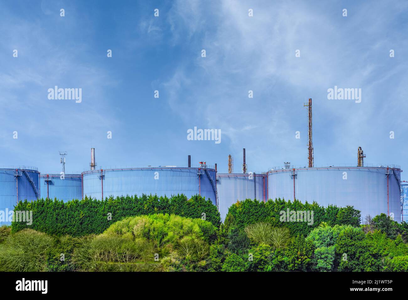 Blau gefärbter Gastank in Tanks von Industrieanlagen Stockfoto