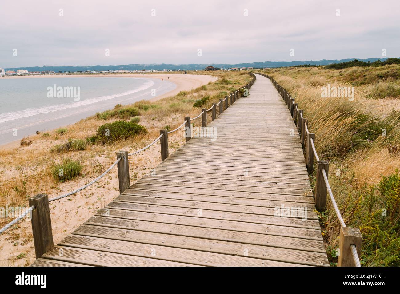 Holzsteg, der entlang der Bucht und dem Strand von Sao Martinho do Porto, Portugal verläuft Stockfoto