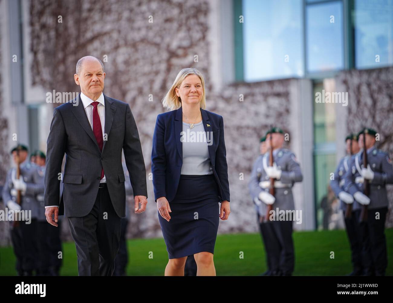 Berlin, Deutschland. 28. März 2022. Bundeskanzler Olaf Scholz (SPD) empfängt vor dem Bundeskanzleramt die schwedische Ministerpräsidentin Magdalena Andersson mit militärischen Ehren. Quelle: Kay Nietfeld/dpa/Alamy Live News Stockfoto