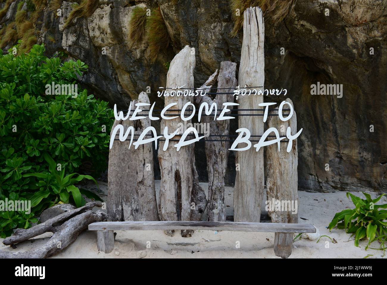 Thailändische und englische Briefe auf dem Logbuch lesen Willkommen in Maya Bay, für Touristen, um ein Erinnerungsfoto zu machen Stockfoto