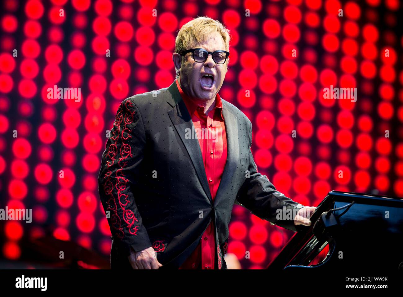 ITALIEN, BAROLO, COLLISIONI FESTIVAL 2016: Der englische Sänger, Pianist und Komponist Sir Elton John (geboren Reginald Kenneth Dwight) tritt live beim Collisioni Festival 2016 in Barolo für seine 'Wonderful Crazy Night'-Tournee auf Stockfoto