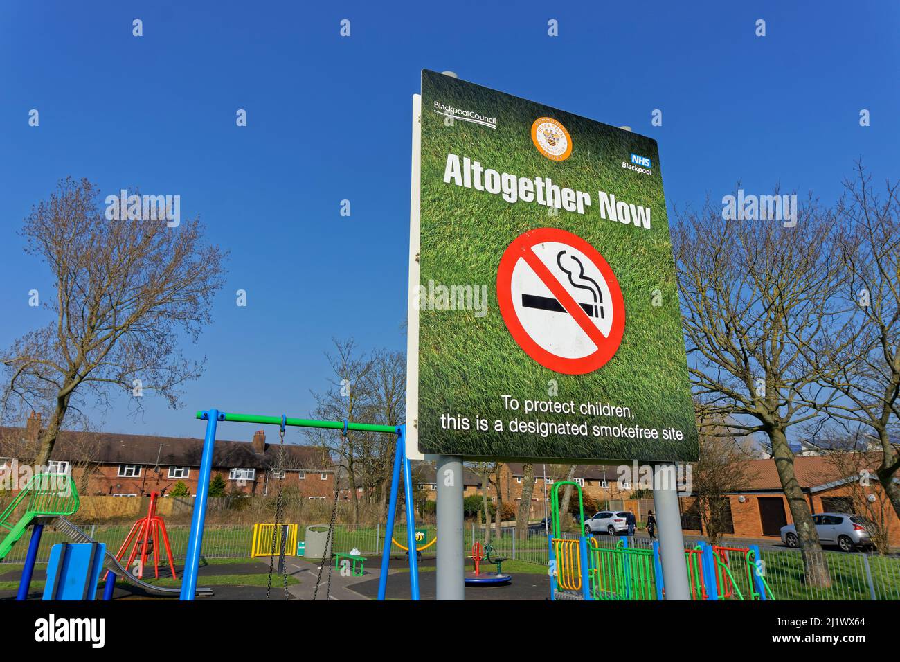 Rauchverbotsschilder neben und in Bezug auf Kindereinrichtungen in Blackpool, Lancashire in England. Stockfoto