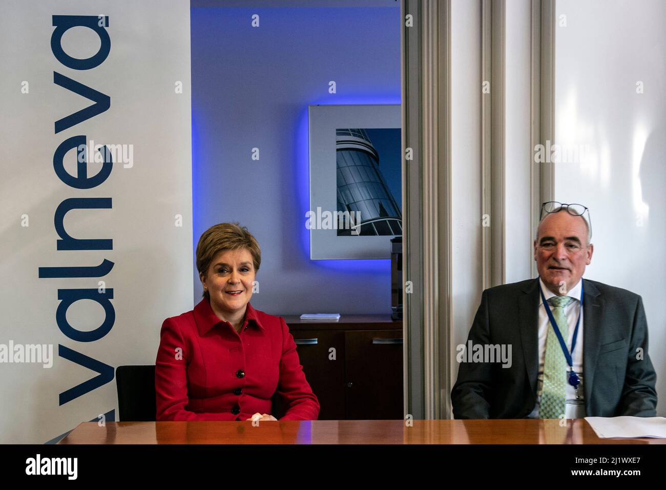 Die erste Ministerin Nicola Sturgeon trifft sich mit dem CEO von Valneva, Thomas Lingelbach, während eines Besuchs in der neuen Impfstofffabrik von Valvena Scotland in Livingston, West Lothian. Bilddatum: Montag, 28. März 2022. Stockfoto