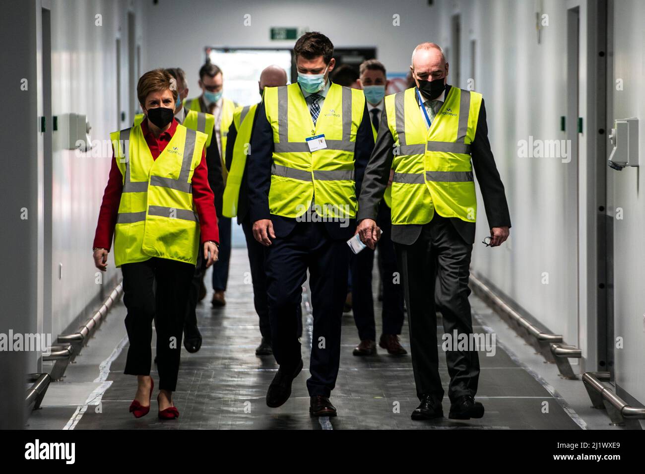 Die erste Ministerin Nicola Sturgeon, flankiert von Thomas Lingelbach, CEO von Valneva (rechts), besucht die neue Impfstofffabrik von Valvena Scotland in Livingston, West Lothian. Bilddatum: Montag, 28. März 2022. Stockfoto