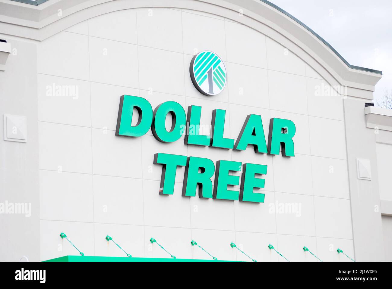 Dollar Tree Stores, Inc. - Dollar Tree Retail Exterior mit ihrem Markenlogo - 27. März 2022. Norwich, CT, USA Stockfoto