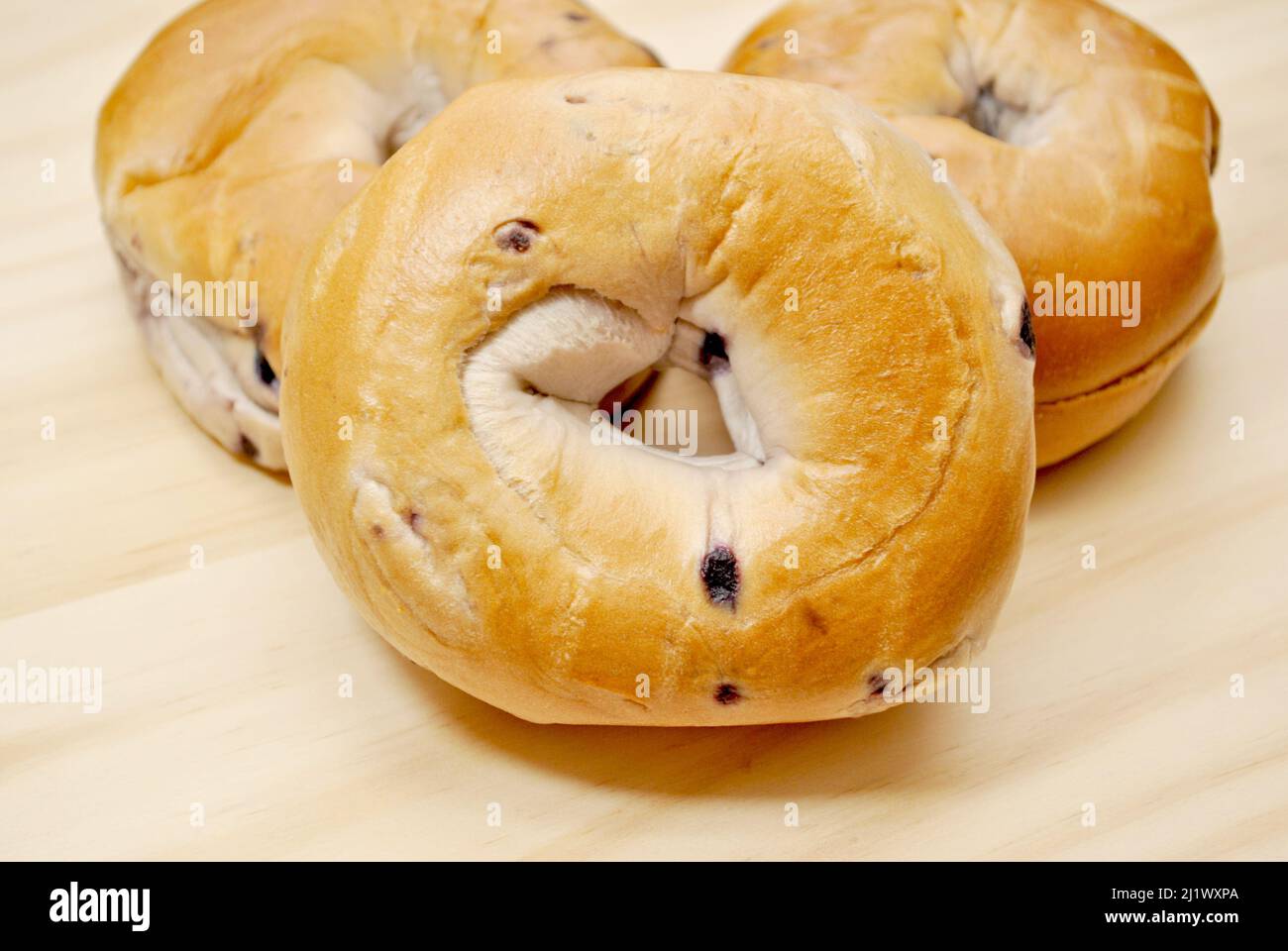 Heidelbeer-Bagels auf einer Holzoberfläche Stockfoto
