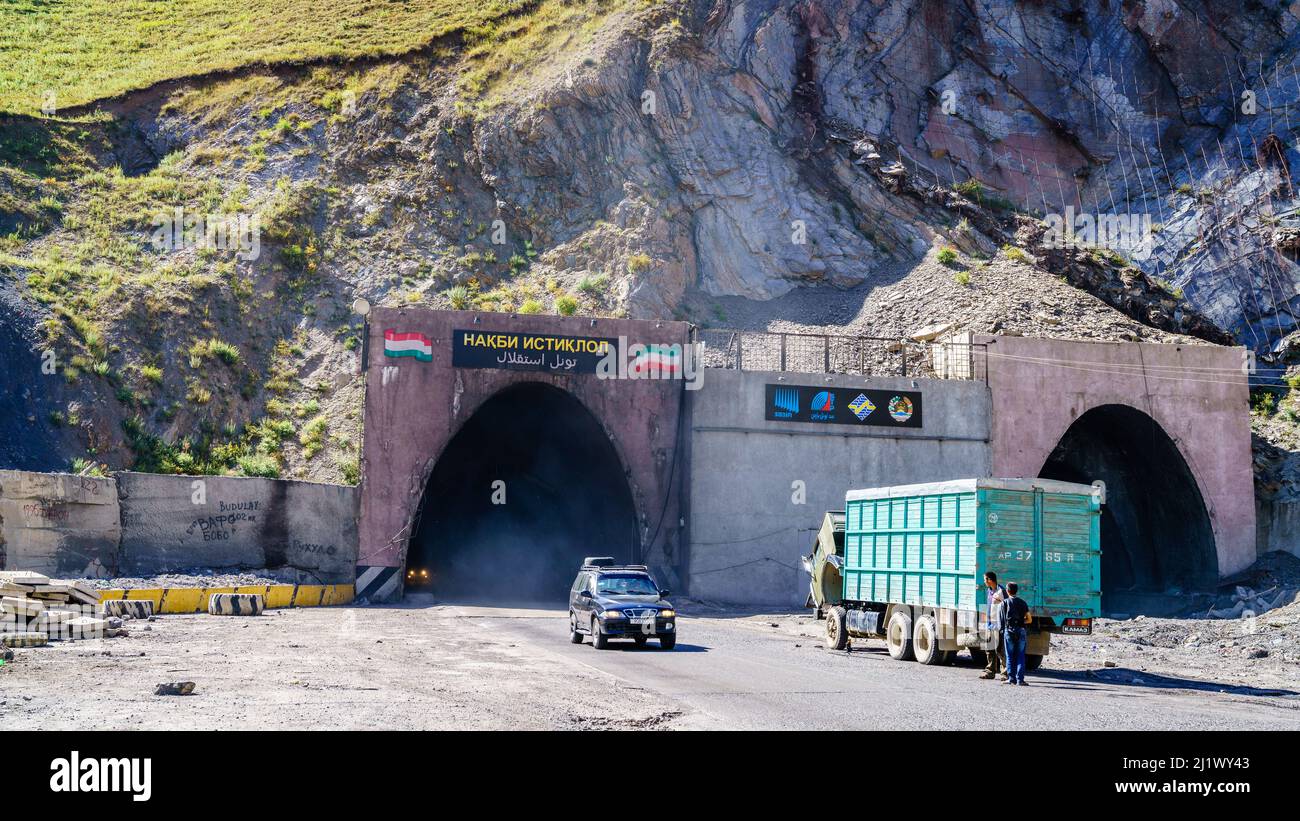 26. August 2016, Anzob-Tunnel, Tadschikistan: Ausfahrt aus dem Anzob-Tunnel - einem Teil der Anzob-Pass-Straße durch das Zarafshan-Gebirge in Tadschikistan Stockfoto