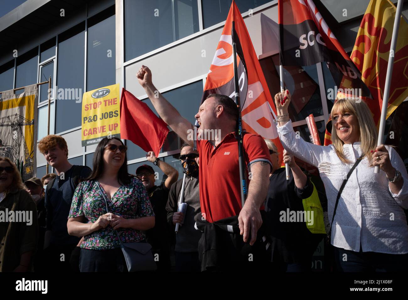 Glasgow, Schottland, 28. März 2022. Protest schottischer Gewerkschaften und politischer Parteien gegen die Plünderung von 800 Arbeitern auf P&O-Fähren, außerhalb von Clyde Marine Recruitment - dem Unternehmen, das für die Rekrutierung der Ersatzarbeiter zuständig ist, in Glasgow, Schottland, 28March 2022. Foto: Jeremy Sutton-Hibbert/Alamy Live News Stockfoto