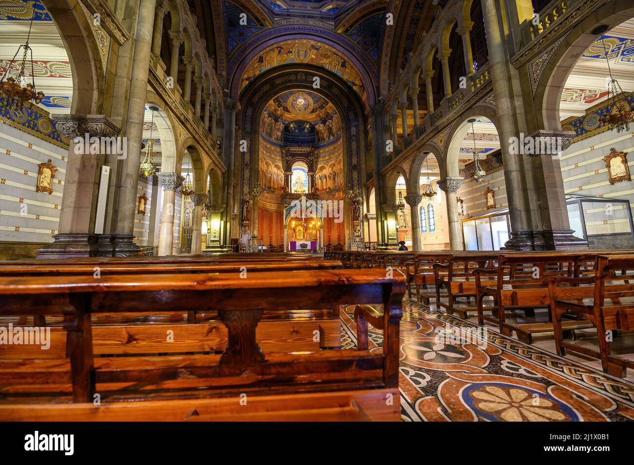 Innenraum der katholischen Kirche der Muttergottes vom Berg Karmel (Mare de Deu del Carme) im Zentrum von Barcelona, Spanien Stockfoto