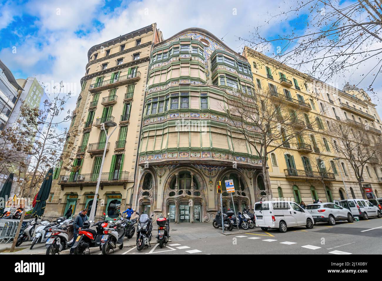 Barcelona, Spanien. Das Haus Comalat (Casa Comalat) ist ein modernistisches Gebäude in Barcelona, das 1911 von Salvador Valeri erbaut wurde Stockfoto