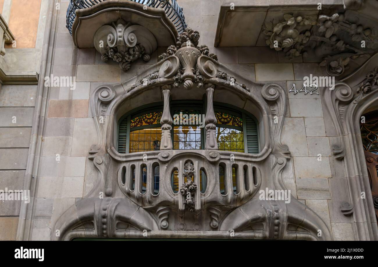 Barcelona, Spanien. Das Haus Comalat (Casa Comalat) ist ein modernistisches Gebäude in Barcelona, das 1911 von Salvador Valeri erbaut wurde Stockfoto