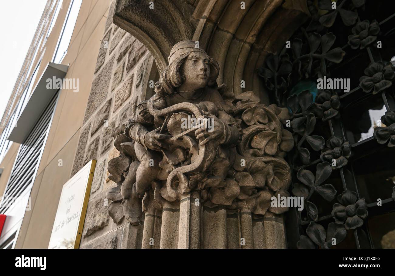 Der Palau Baro de Quadras in Barcelona, Spanien. Ein kleiner modernistischer Palast des Architekten Puig i Cadafalch. Büros des Instituts Ramon Llull Stockfoto