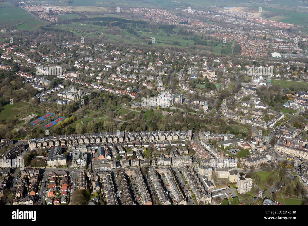 Luftaufnahme nach Nordwesten über Valley Gardens, Harrogate, North Yorkshire; Killinghall Moor Country Park kann in der Ferne gesehen werden Stockfoto