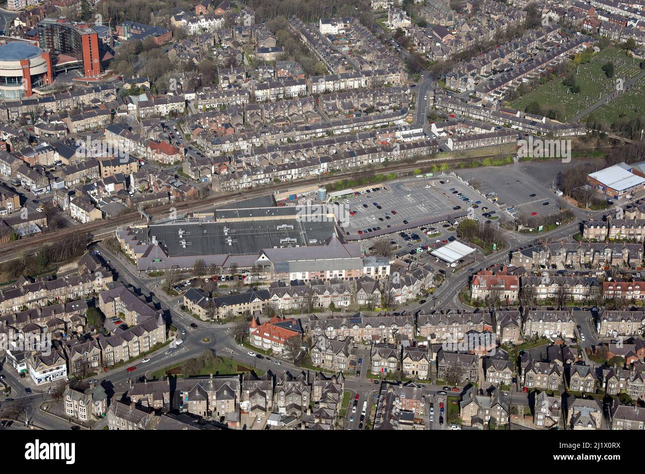 Luftaufnahme des Asda Harrogate Superstore & Dragon Road Car Park, Harrogate, North Yorkshire Stockfoto