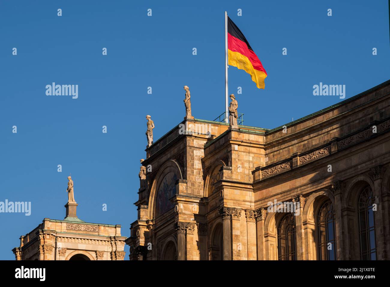 München, Deutschland - Dezember 20 2021: Das Maximilianeum, ein palastartiges Gebäude in München, wurde als Heimat einer begabten Studentenstiftung gebaut, aber seitdem Stockfoto