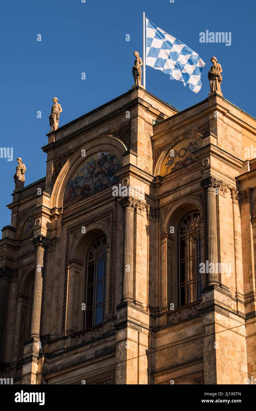 München, Deutschland - Dezember 20 2021: Das Maximilianeum, ein palastartiges Gebäude in München, wurde als Heimat einer begabten Studentenstiftung gebaut, aber seitdem Stockfoto