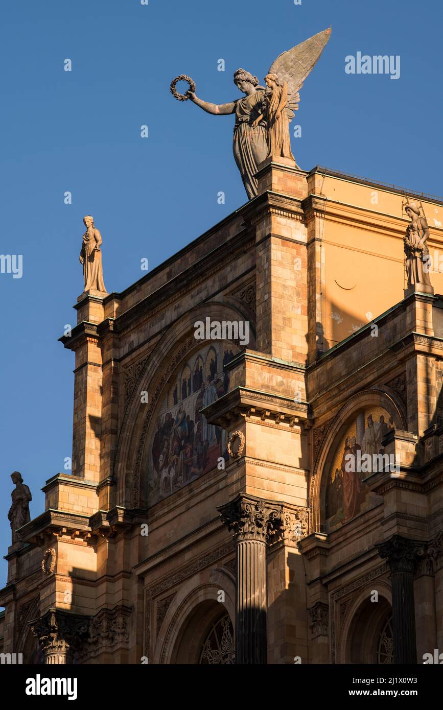 München, Deutschland - Dezember 20 2021: Das Maximilianeum, ein palastartiges Gebäude in München, wurde als Heimat einer begabten Studentenstiftung gebaut, aber seitdem Stockfoto