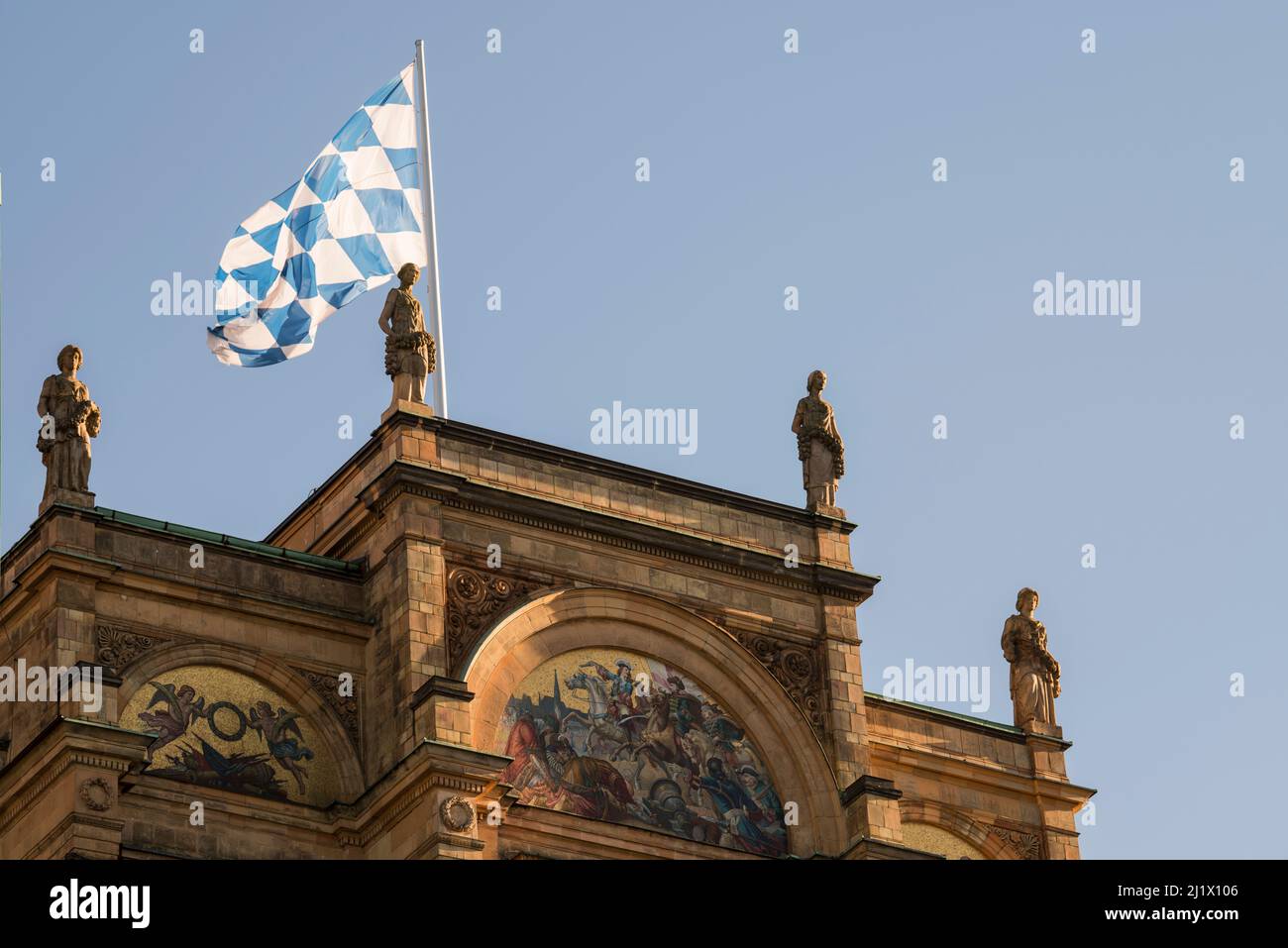 München, Deutschland - Dezember 20 2021: Das Maximilianeum, ein palastartiges Gebäude in München, wurde als Heimat einer begabten Studentenstiftung gebaut, aber seitdem Stockfoto