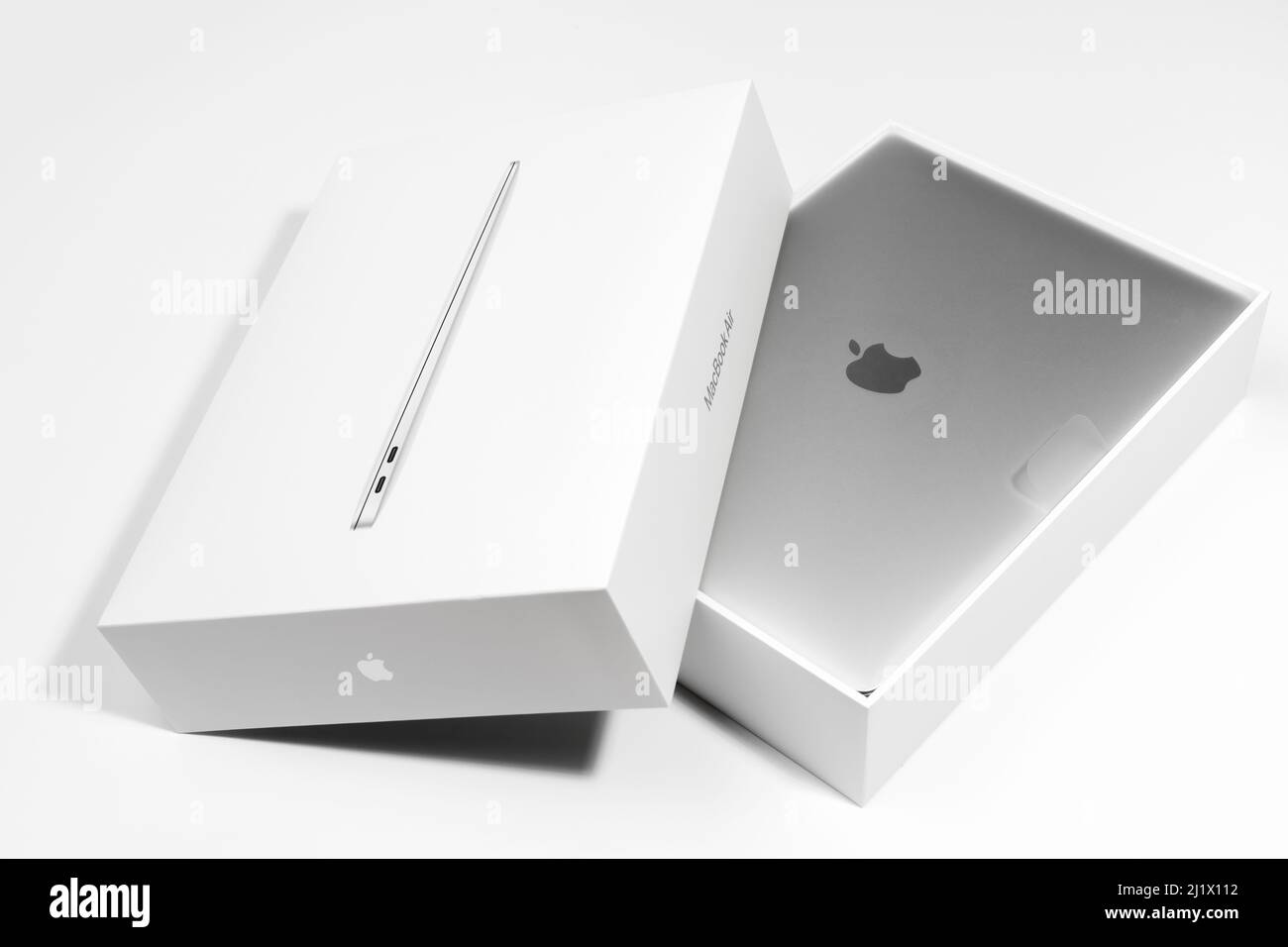 Saratov, Russland - 26. Februar 2022: Auspacken des neuen modernen Macbook Air 13 Zoll mit M1 Prozessor aus stilvoller Verpackung topview, weißer Hintergrund Stockfoto