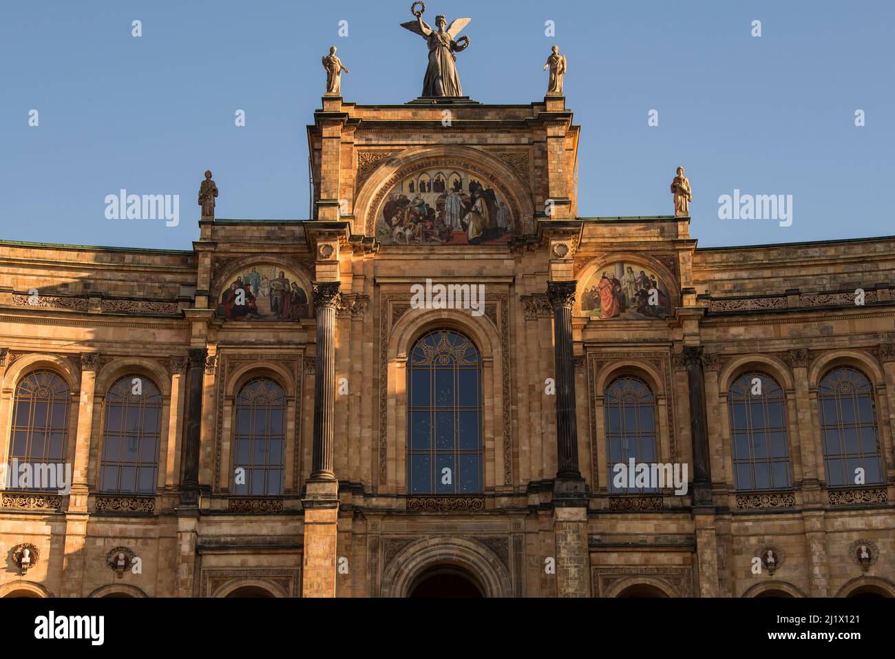 München, Deutschland - Dezember 20 2021: Das Maximilianeum, ein palastartiges Gebäude in München, wurde als Heimat einer begabten Studentenstiftung gebaut, aber seitdem Stockfoto