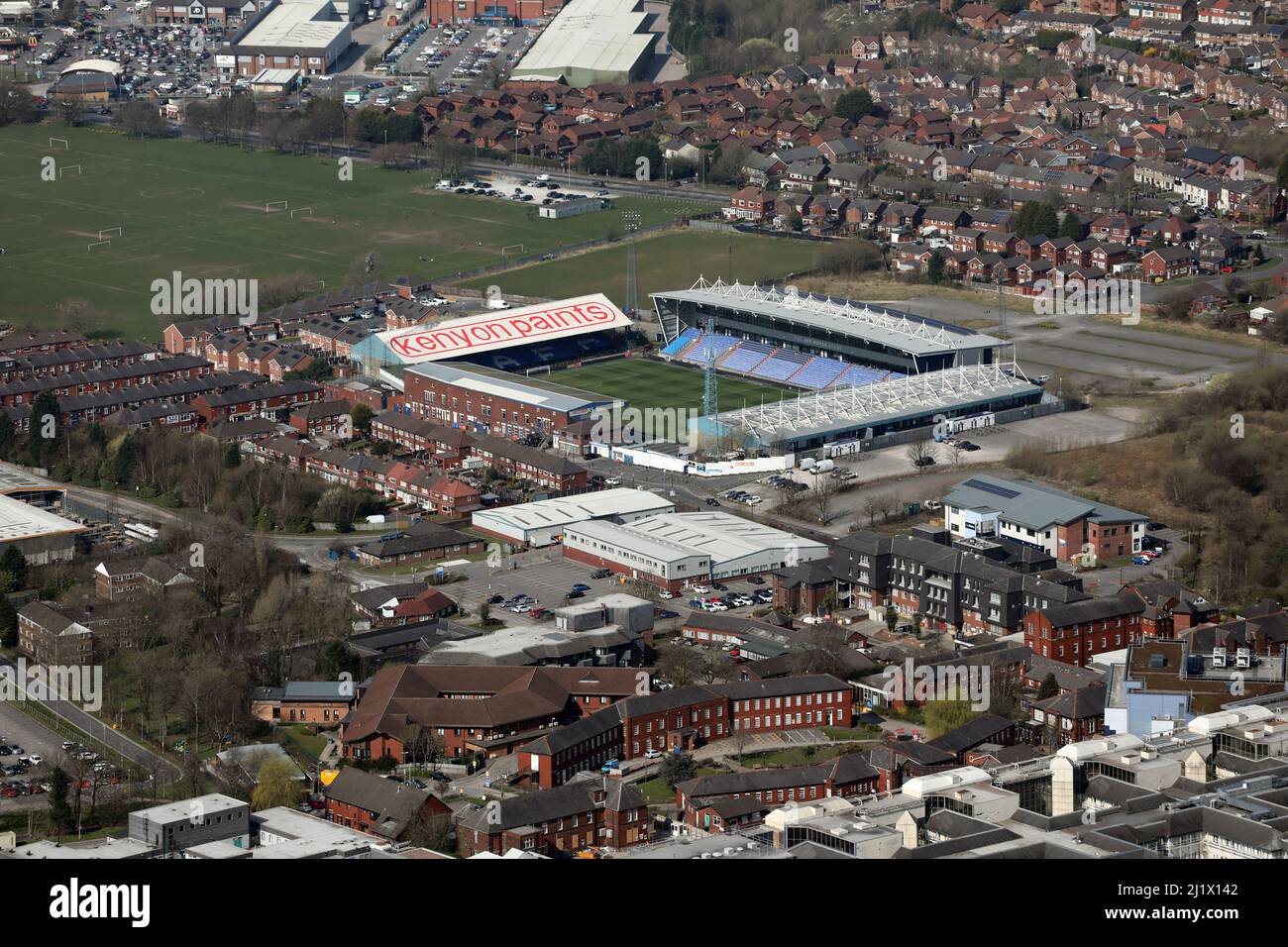 2022 Luftaufnahme des Fußballstadion Oldham Athletic AFC Boundary Park, Great Manchester Stockfoto
