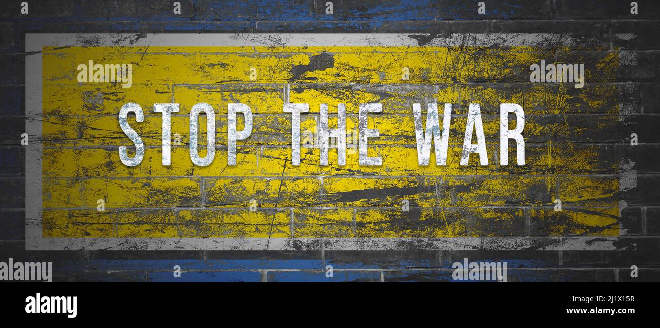 Die Farben der ukrainischen Flagge und des Titels sind auf einer kriegsbeschädigten Wand - Webbanner - gemalt Stockfoto
