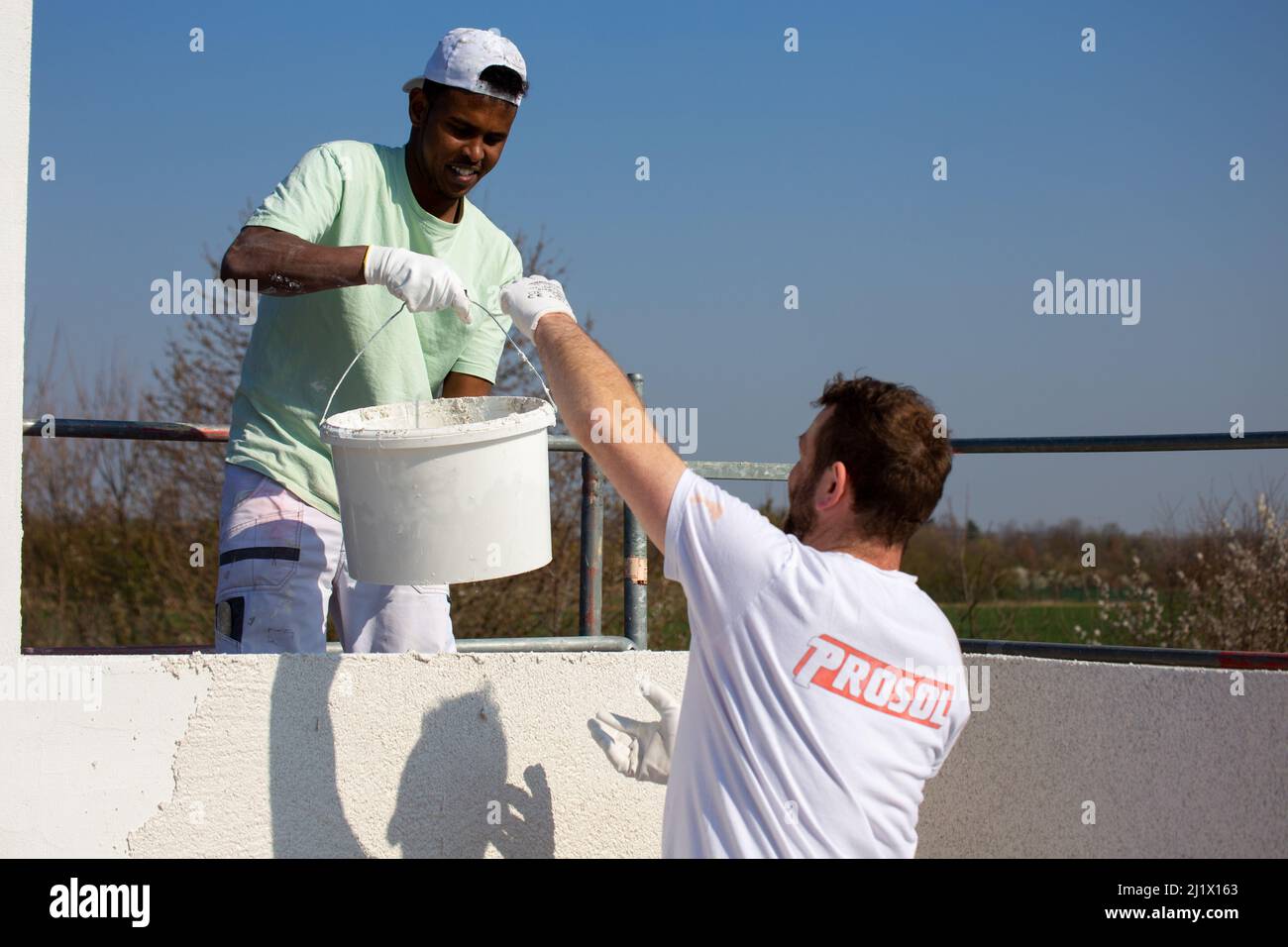 Symbolbild der Integration auf dem Arbeitsmarkt: Maler Ralf Brütting aus Ludwigshafen (Rheinland-Pfalz) zusammen mit seinem Lehrling, der fle Stockfoto