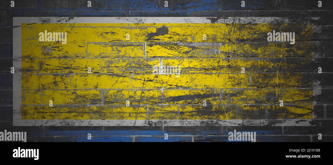 Die Farben der ukrainischen Flagge und des Titels sind auf einer kriegsbeschädigten Wand - Webbanner - gemalt Stockfoto